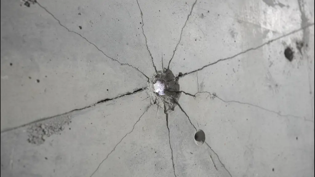 Structure béton présentant micro-fissures après intervention percussive