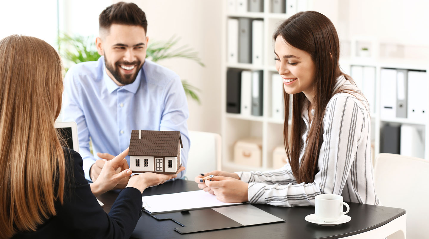 Documents administratifs français pour dossier de crédit immobilier organisés sur un bureau (avis imposition, bulletins salaire, relevés bancaires)