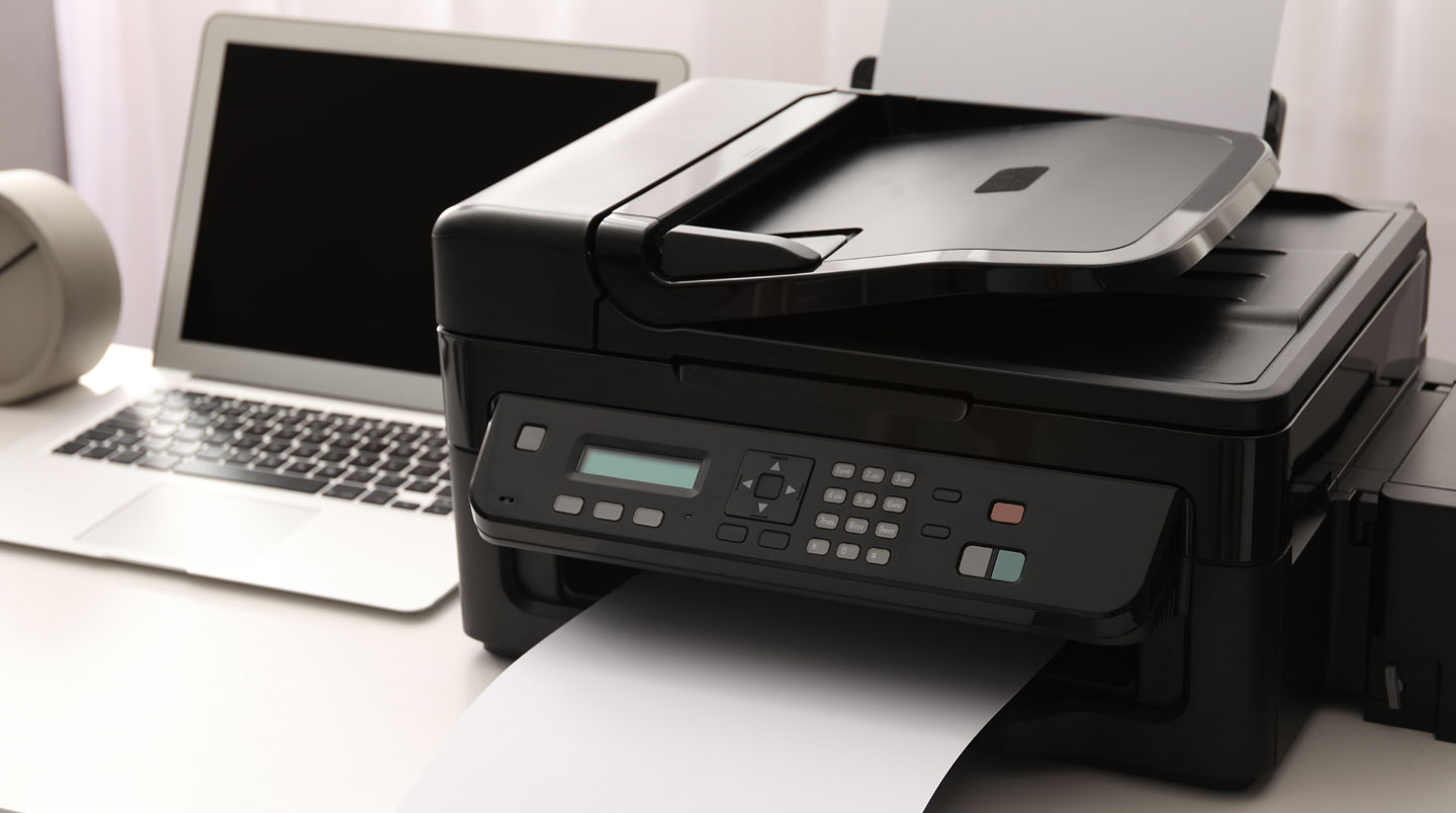 Graphique simplifié comparant le coût par page d'une imprimante laser et d'une imprimante jet d'encre sur 36 mois, affiché sur un écran d'ordinateur dans un bureau