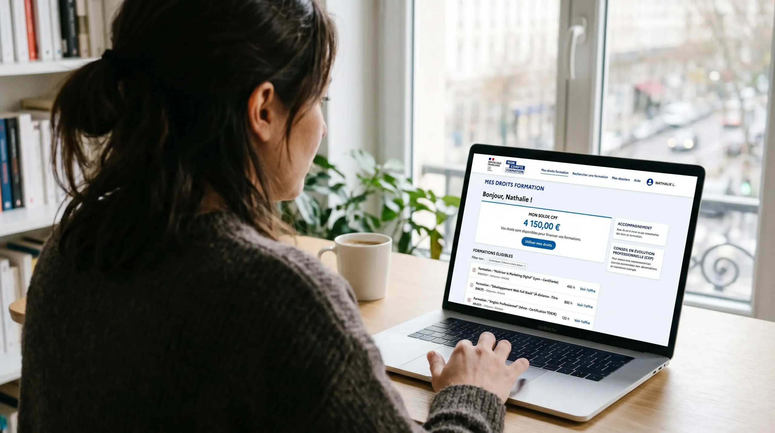 Personne consultant le site Mon Compte Formation sur ordinateur portable, écran montrant l'interface officielle avec montant CPF en euros et liste de formations éligibles, environnement de travail moderne